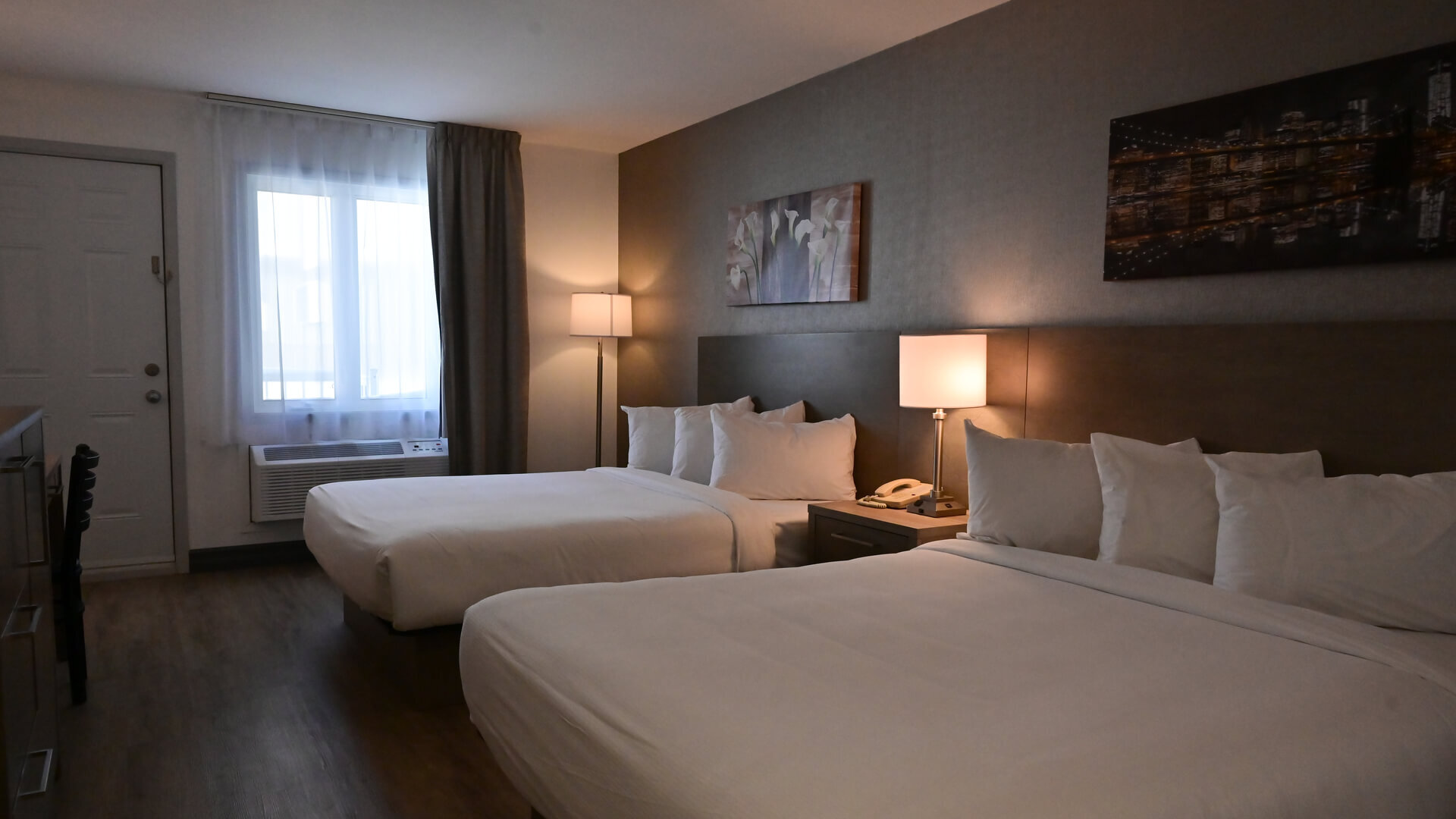 Chambre à 2 grands lits (Queen) avec porte extérieur