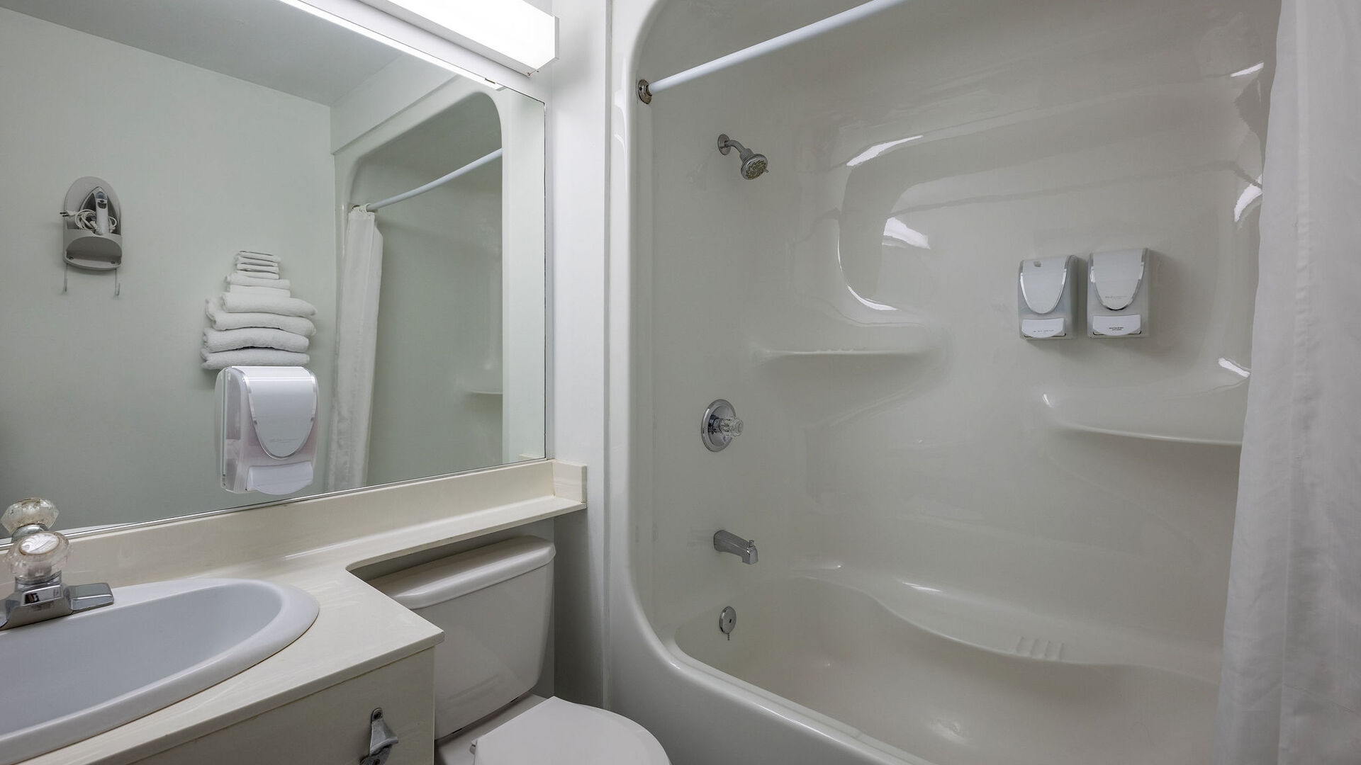 Chambre 1 très grand lit (King) et bain tourbillon